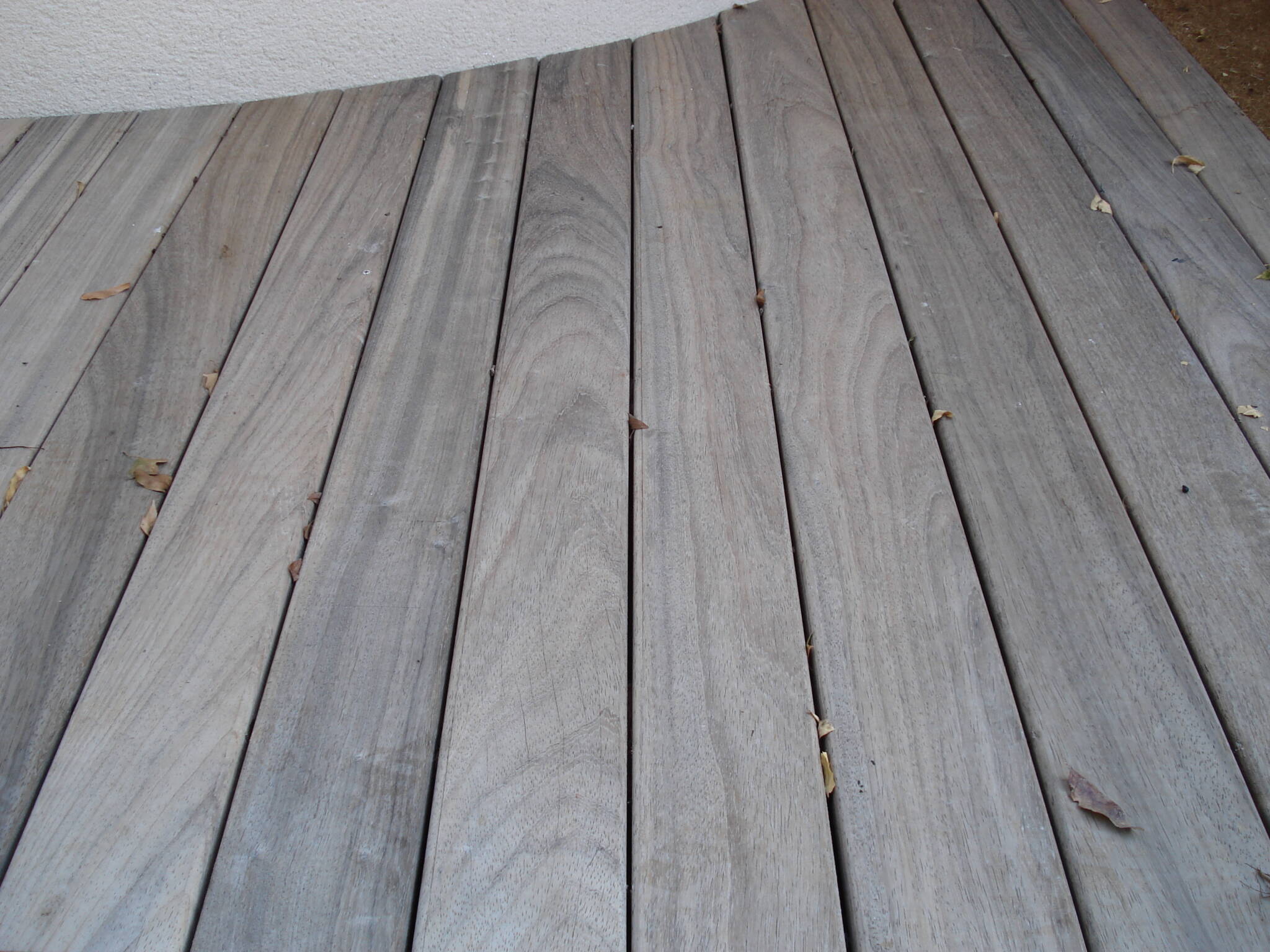 terrasse en bois avec une patine grise