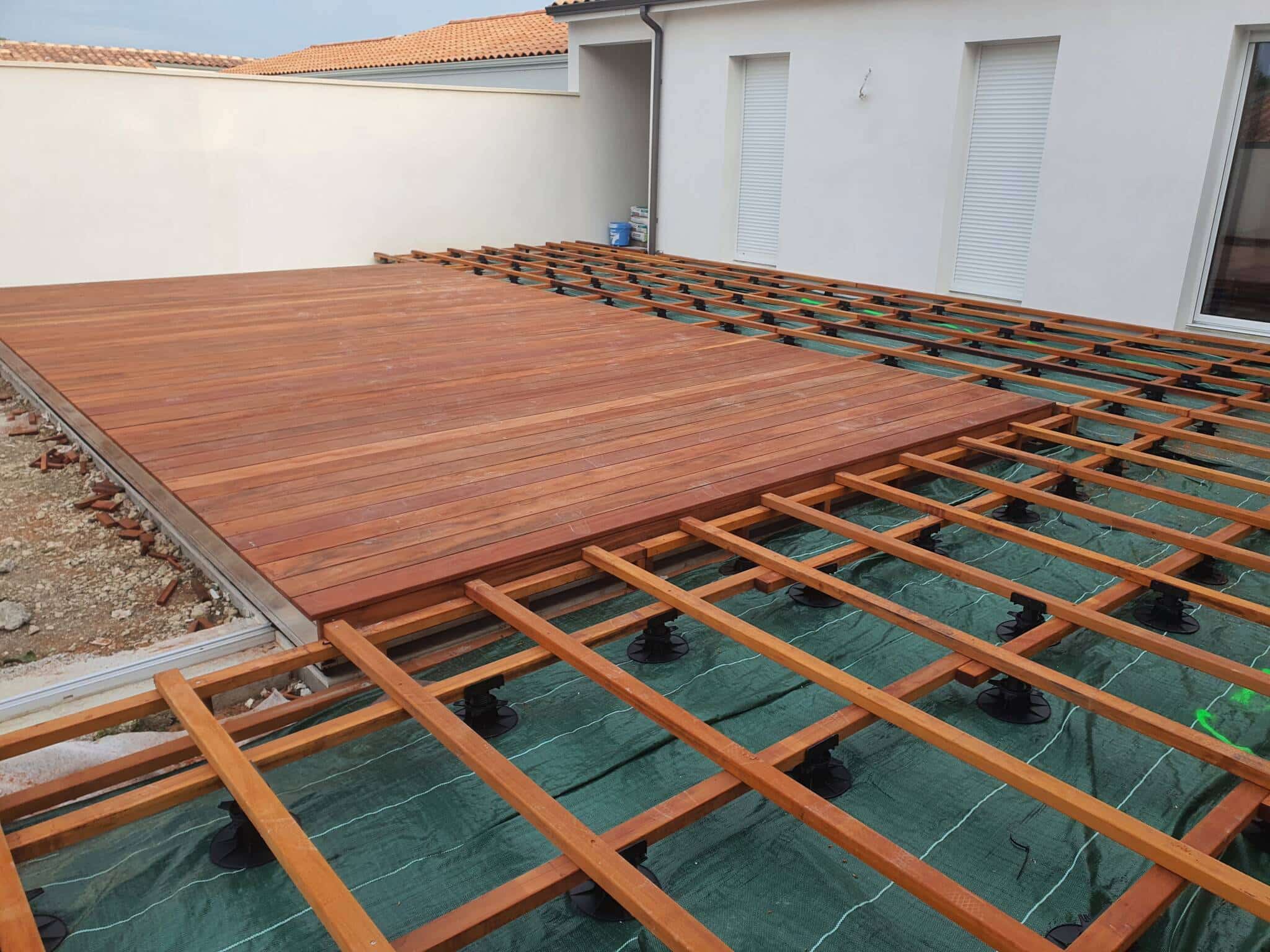 fixer des lambourdes sur plot